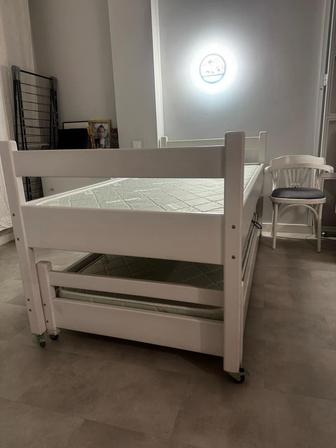 Продам срочно кровать из дерева с матрасами