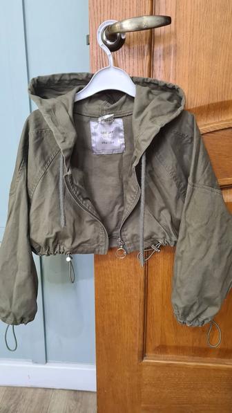 Курточка модная для девочек 128см 6-8лет в отличном состоянии