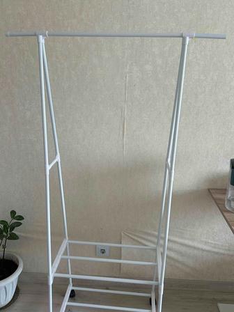 Вешалка на колесиках