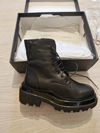 Продаю новые кожаные женские ботинки с толстой подошвой,40рм