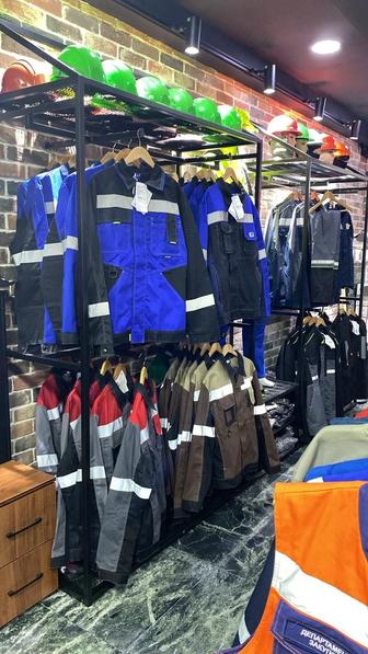 Торговое оборудование для спортивного магазина стеллажи, стойки, вешалки