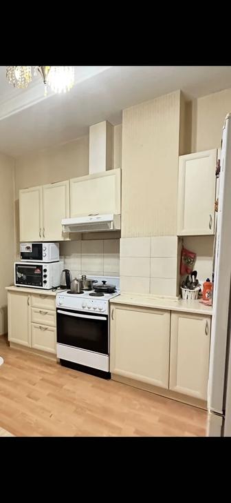 кухонный гарнитур в молочном оттенке