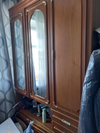 Продаю все мебель,шифонер, стол кух,прихожка с зеркалом,шкаф для зала.ковры