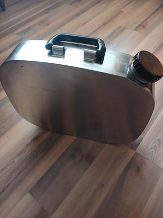 Канистра для пищевых жидкостей, объемом 10 литров, в форме дипломата.