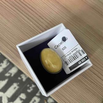 Ювелирное украшение с янтарем