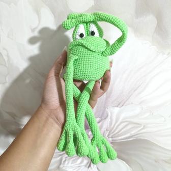 Лягушка ручной работы в технике амигуруми