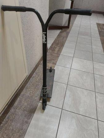 Продается трюковой самокат Limit LMT21