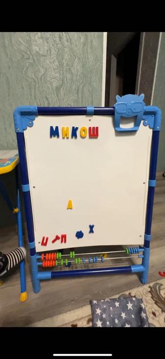 Детские вещи (стульчик для кормления, парта со стулом, доска)