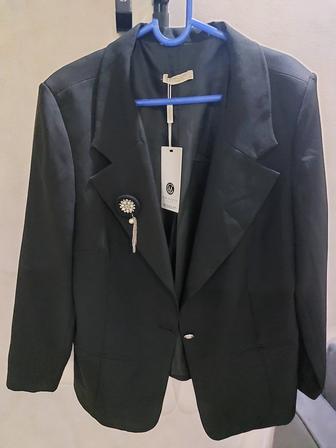 Продам костюмы новые