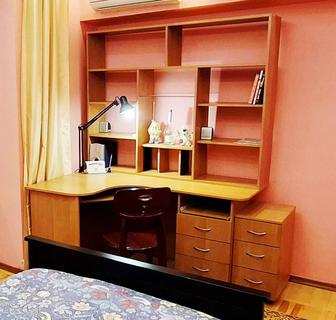 Продам компьютерный (письменный стол) со встроенной лампой