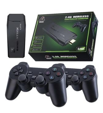 Игровая консоль с двумя джойстиками