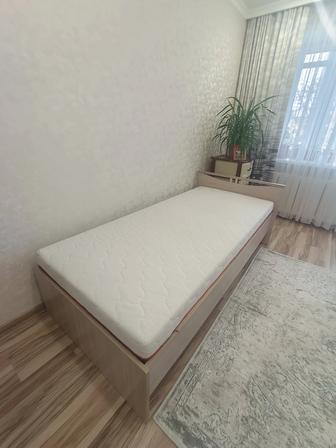 Односпальная кровать с матрасом. Комод.