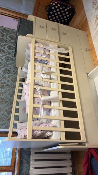 Детская кроватка с матрасом и бортиками