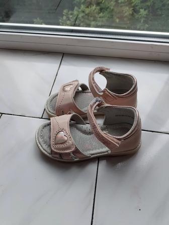 Продам детские сандали