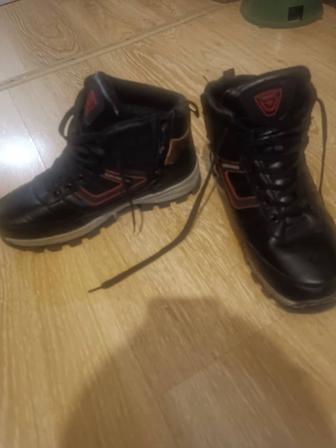 Продам спортивные ботинки