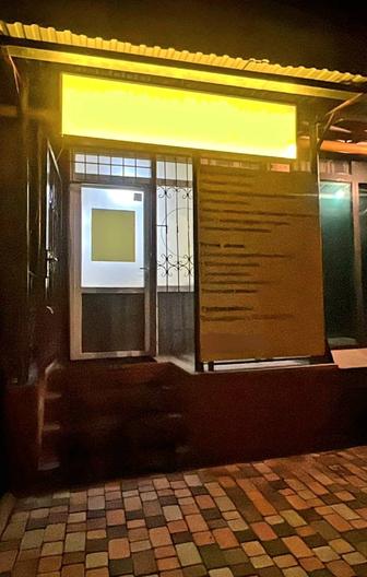 Рекламная вывеска с освещением