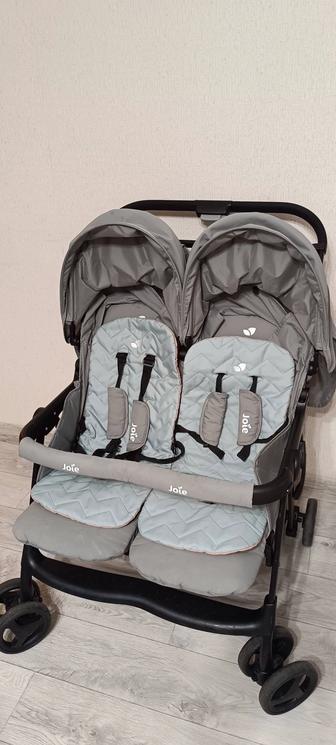 Коляска для двойни Joie aire twin