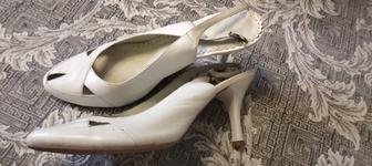 Продам белые туфли.
