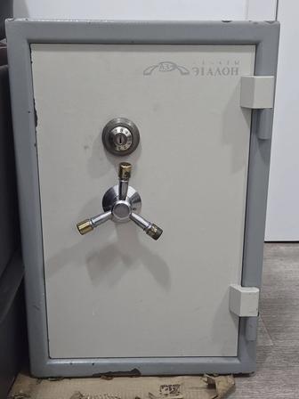 Сейф металический