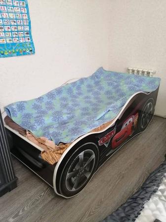 Детская кровать машинка