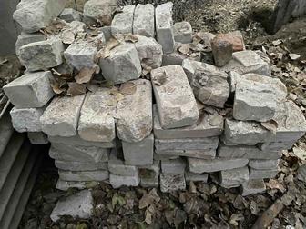 Бесплатно кирпичи с осколами и половинки