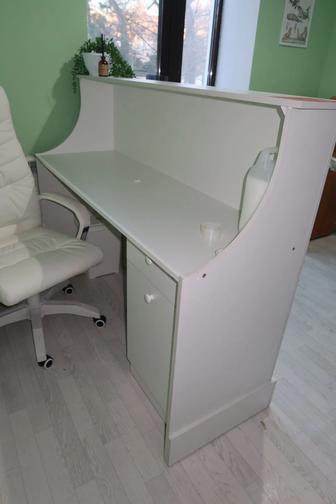 Продаю ресепшн и диванчик