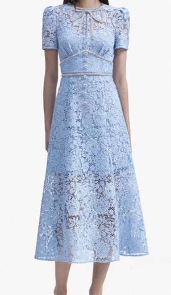 Платье с кружевом