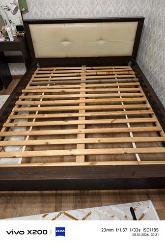 Продам двухспальная кровать б/ матраса и две прикроватные тумбочки