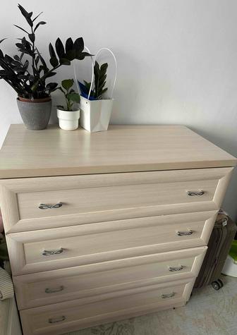 Комод и две прикроватные тумбочки
