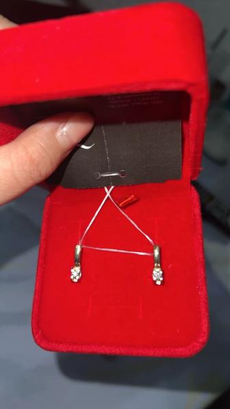 Золотые серьги с бриллиантом