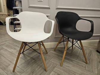 Продается комплект из двух дизайнерских стульев