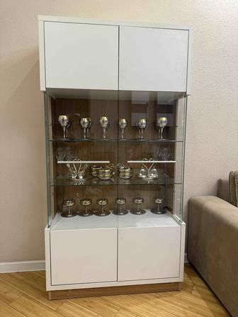 Продам сервант для посуды