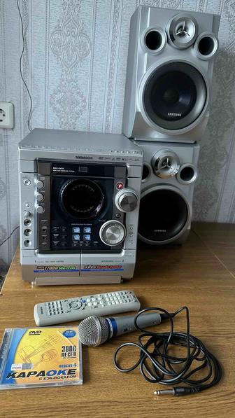 Музыкальный центр с микрофоном