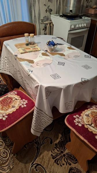 Стол со стульями