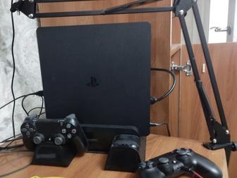 Продам PlayStation4 (5 игр и 2 джойстика)