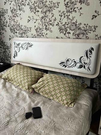 Кровать и 2 тумбы