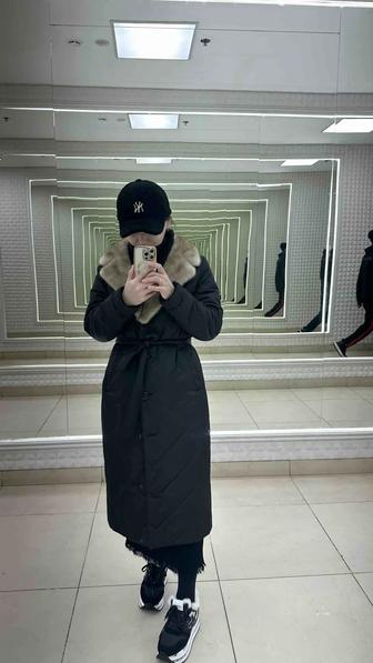 Стеганое зимнее куртка с роскошным воротником из норки.