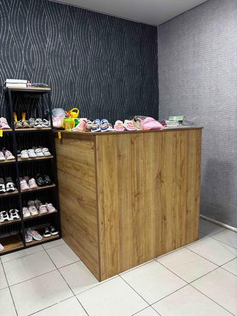Продается торговое оборудование, ресепшн , полки , стойки