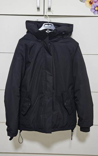 Куртка черная демисезонная с капюшоном, 42