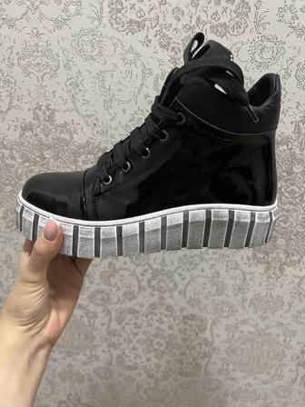 Женские ботинки