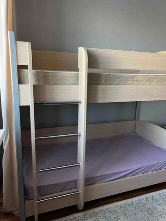Двух этажный кровать