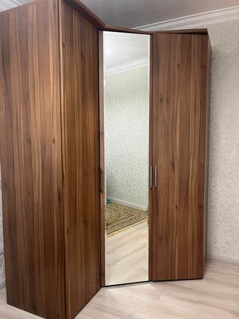 Продам угловой шкаф с зеркалом.
