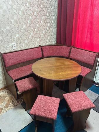 Продам кухонный уголок, диван, стол и 3 стула