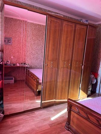 Продам шкаф с диваном дорогой
