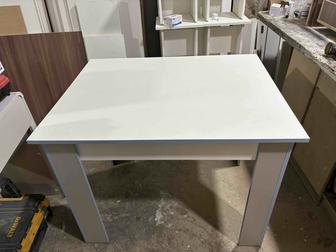 Кухонная мебель обеденный стол.