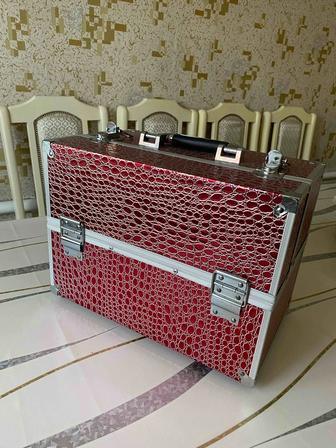 Продается кейс-чемодан для косметики