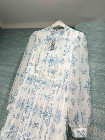 Женское бело-голубое платье с казахскими ою