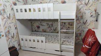 Двух ярусный детский кровать.