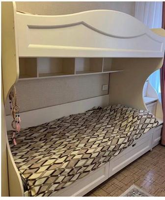 Продам 2-ярусную кровать (2 ортопедических матраса в подарок)