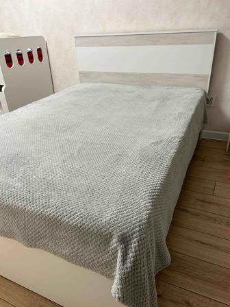 Продаю кровать с матрасом